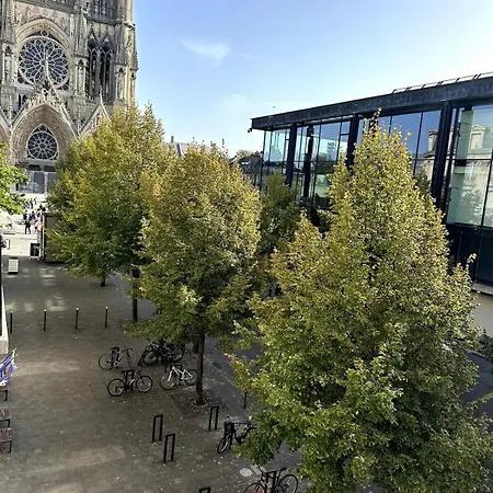 Le Grand Rockefeller Parvis De La Cathédrale De Reims